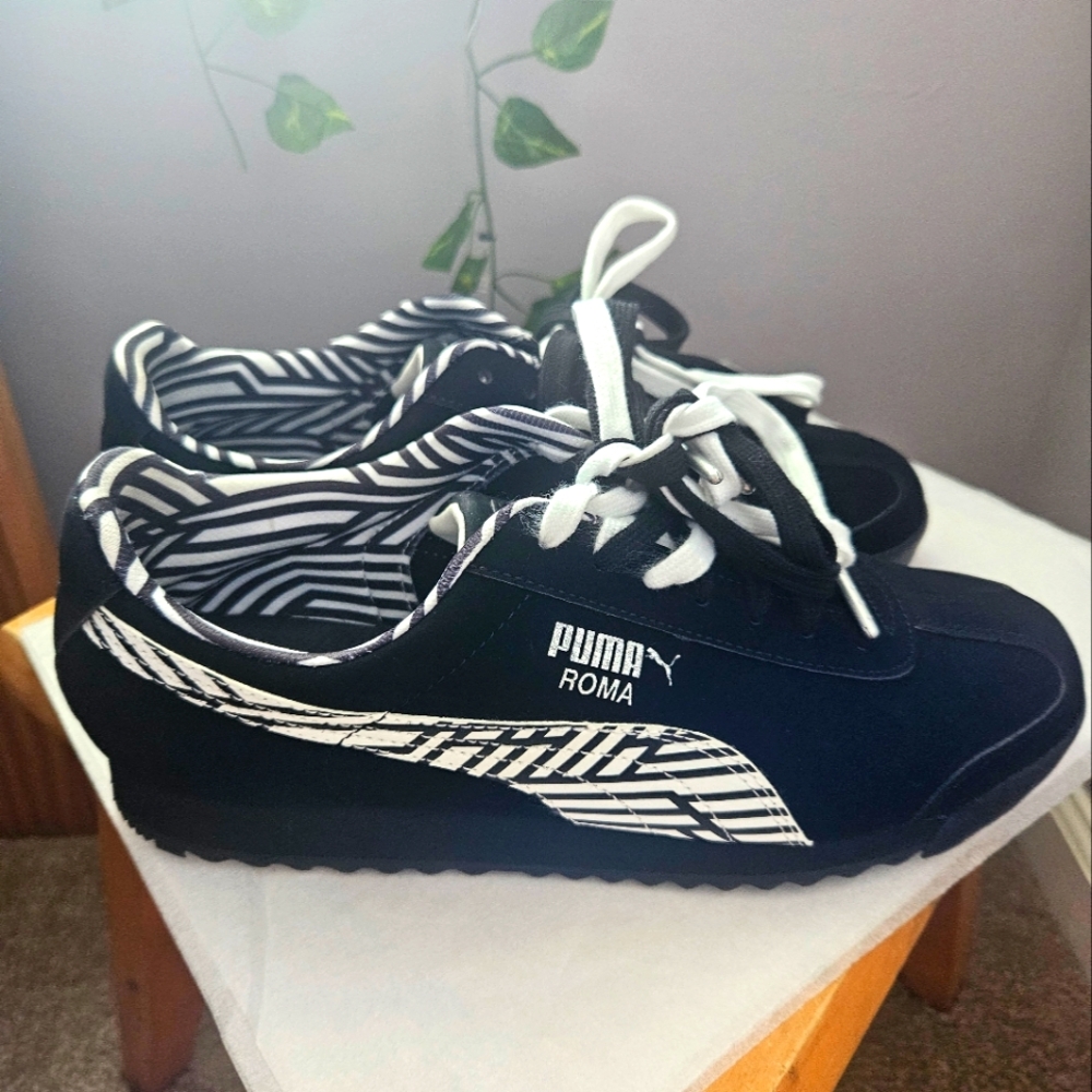 Rare Womens Puma Roma Sneaker Suede Black and White Stripes size 11Rare Womens P